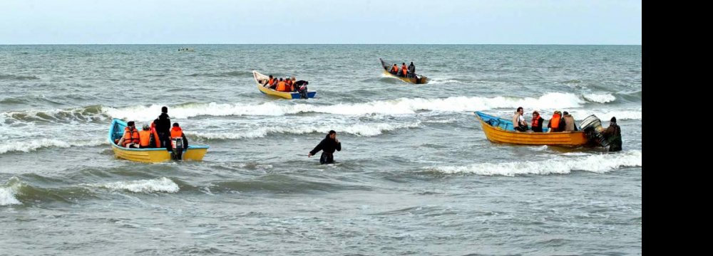 Iraqis Flock to Caspian Coast