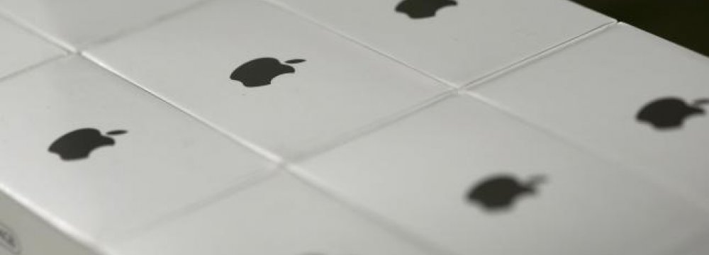 Apple Shares Fall 4%