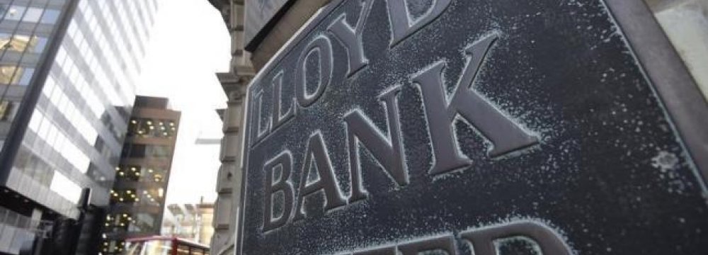 Britain Cuts Lloyds Stake to Below 17%