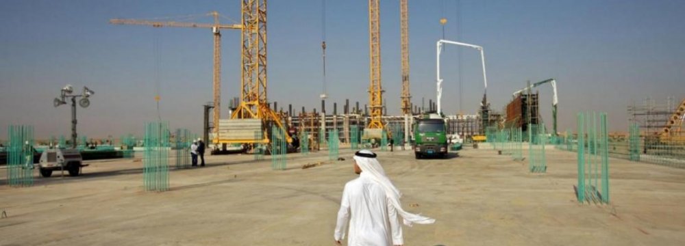 Saudis Delay Contractor Payments Amid Oil Slump