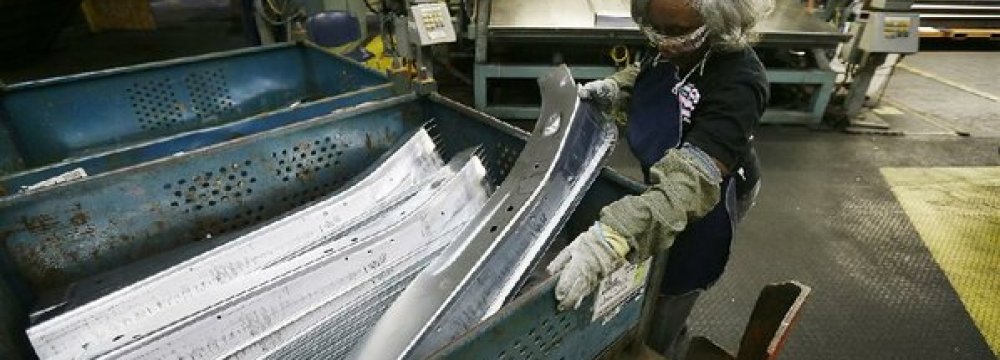 Industrial Output Fall Lowers Odds of US Growth 