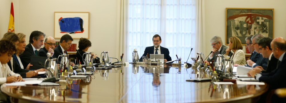 Spanish Prime Minister Mariano Rajoy (C) presides a crisis cabinet meeting at the Moncloa Palace in Madrid. 