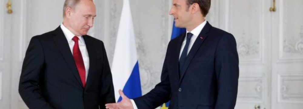 Macron Hosts Putin