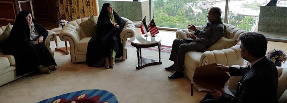 President’s Envoy Confers With Mahathir 