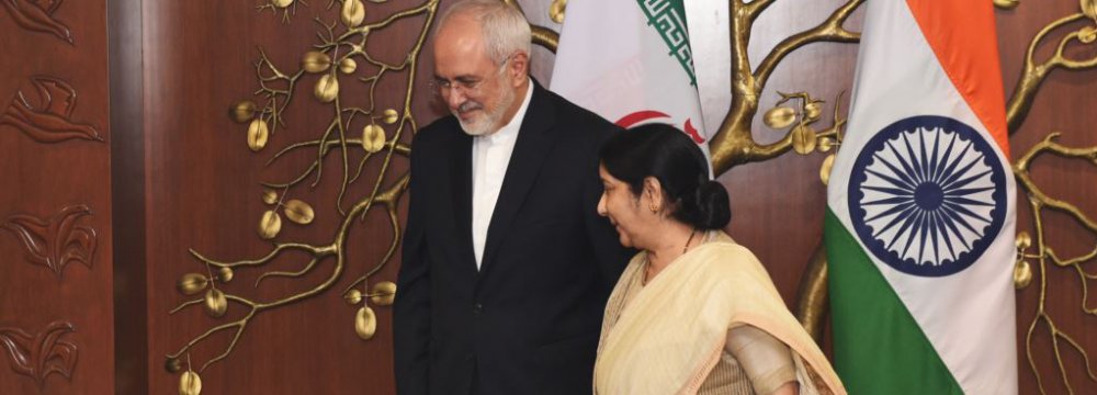 Indian Foreign Minister Sushma Swaraj (R) talks with Mohammad Javad Zarif in New Delhi on May 28.