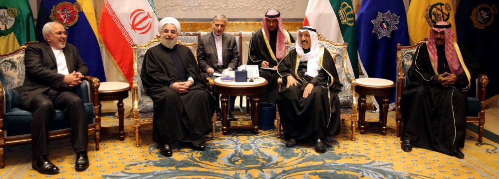 President Hassan Rouhani (L) met Kuwaiti Emir Sheikh Sabah  al-Ahmad al-Sabah in Kuwait City on Feb. 15. 