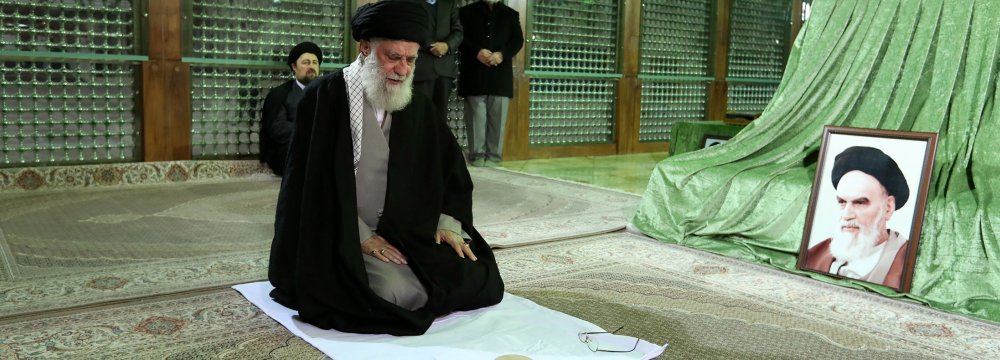 Leader Pays Tribute to Imam Khomeini