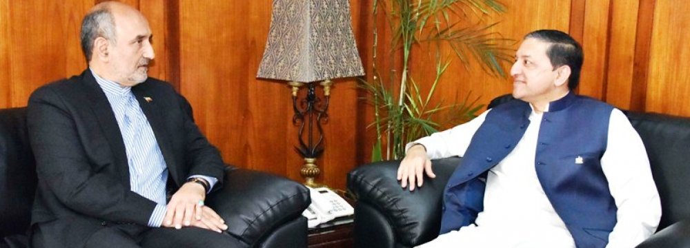 Pakistan Senator Calls for Closer Ties
