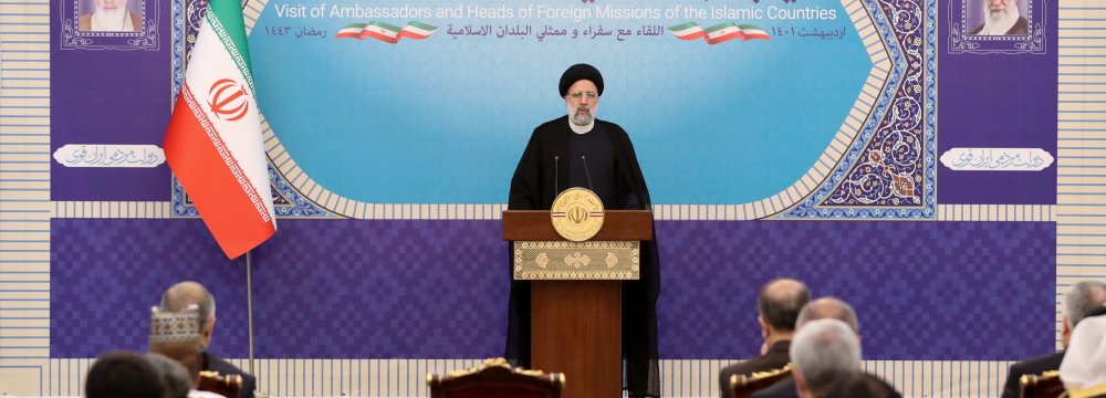 Tehran Extends Hand of Friendship to Muslim World