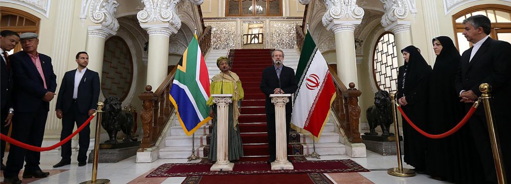 Majlis Speaker Ali Larijani (R) and his South African counterpart, Baleka Mbete, attend a presser in Tehran on Sept. 2.