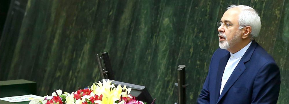 Zarif Briefs Lawmakers on Domestic, Regional Issues