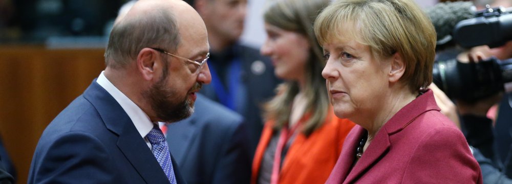 SPD leader Martin Schulz (L) and Chancellor Angela Merkel
