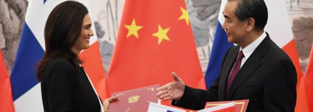 Panama’s Foreign Minister Isabel de Saint Malo (L) with her Chinese counterpart Wang Yi in Beijing after the two countries restored diplomatic ties. 