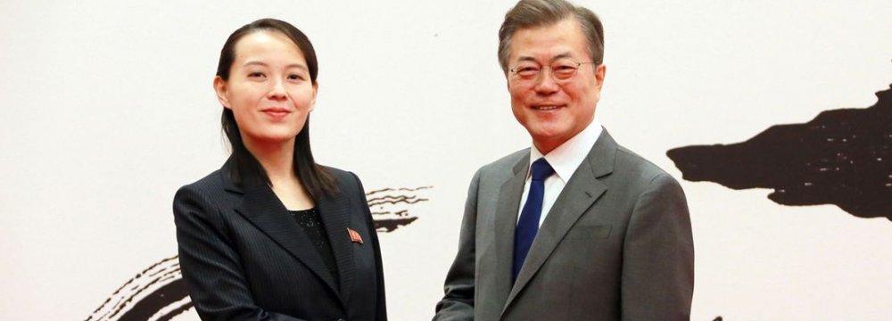 Kim Yo Jong (L) shakes hands with South Korean President Moon Jae-in