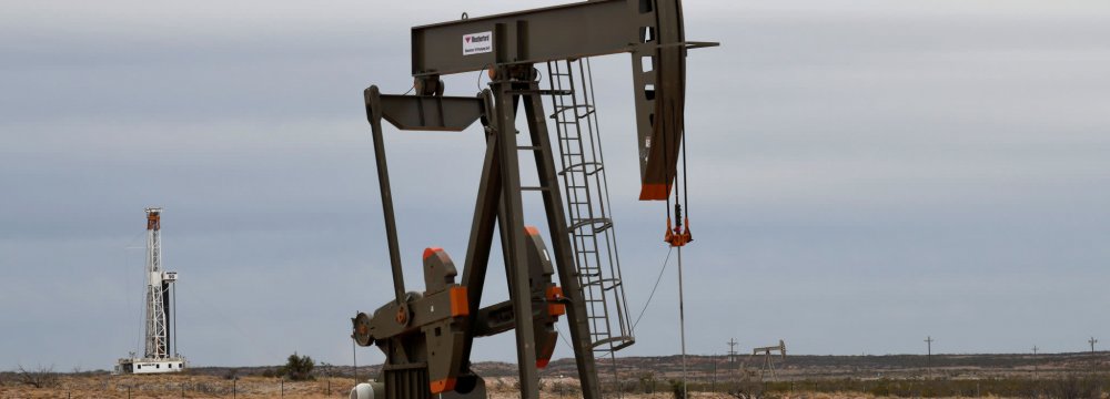Oil Gains as US Shale Production Set to Fall Sharply
