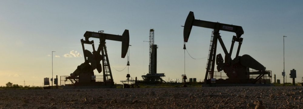 Oil Mixed Amid US Inventories Draw, OPEC+ Impasse