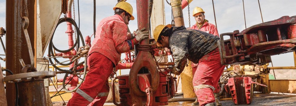 Oil Prices Sink to 3-Decade Low 