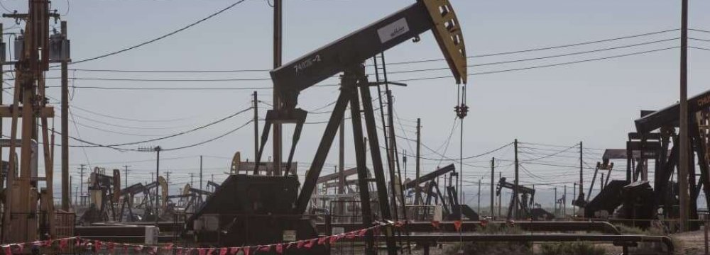 Oil Slips 1% on Growth Prospects