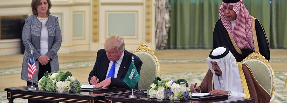 Donald Trump (L) and King Salman signed an arms deal in Riyadh, Saudi Arabia, on May 20