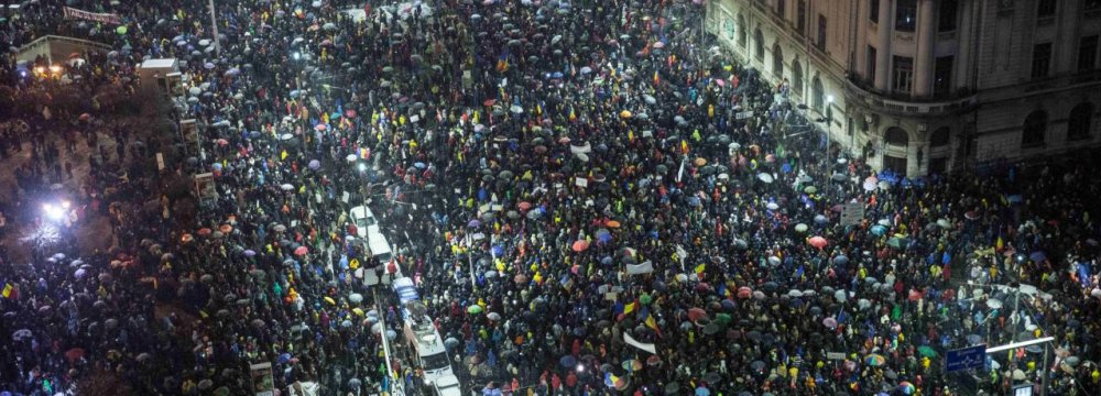 Tens of Thousands Protest Against Corruption in Romania