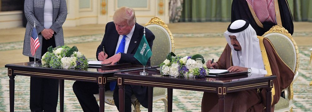 Donald Trump (L) and King Salman signing a deal in Riyadh, Saudi Arabia, on May 20