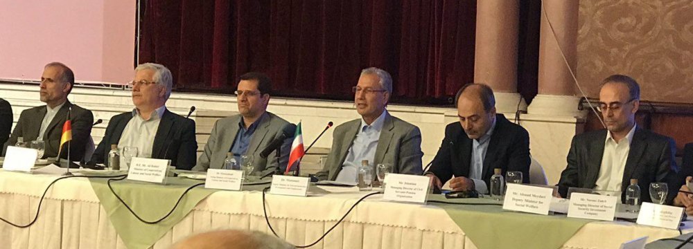 Cooperatives Minister Ali Rabiei (3rd R) attended a meeting with German entrepreneurs and industrialists in Tehran on Sept. 18.