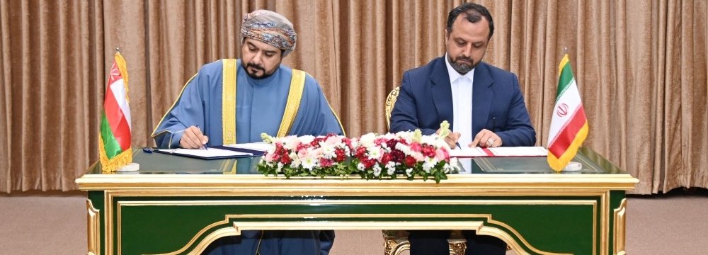 Iran, Oman Sign  Investment MoUs