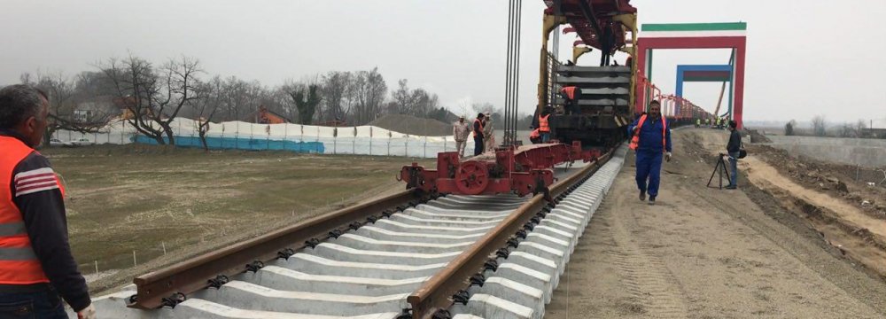 Tracks for more than 5 kilometers of Iranian railroads are laid on a daily basis.