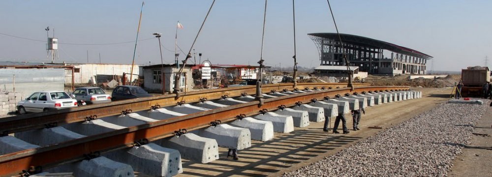 Some 4,000 kilometers of railroads are under construction in Iran.