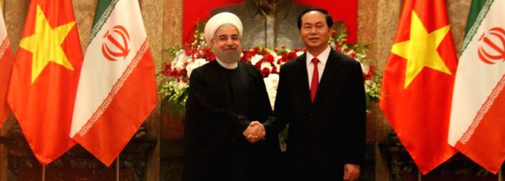 Iranian President Hassan Rouhani (L) met with Vietnamese President Tran Dai Quang in Hanoi in October 2016. (File Photo)