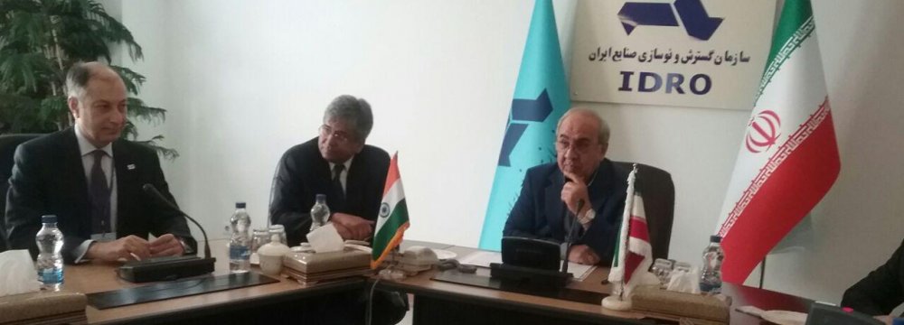 The agreement was signed in the presence of IDRO’s Chairman Mansour Moazzami (R) and Indian Ambassador to Iran Saurabh Kumar (C) in Tehran on Sept. 6.