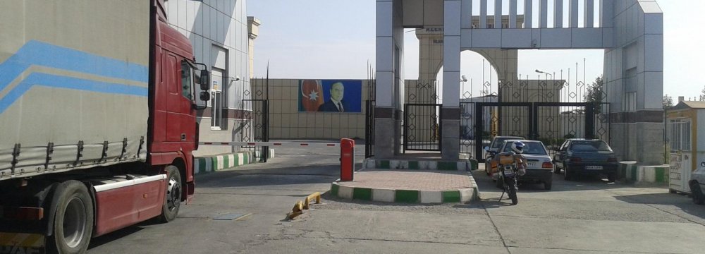 Azerbaijan Extends Ban on Entry of Iranian Cargo Trucks