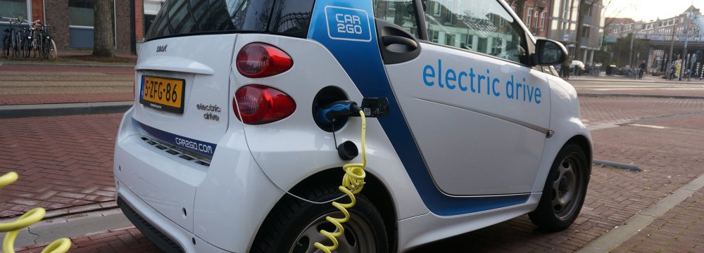 In 2015, the number of electric cars was 1 million.