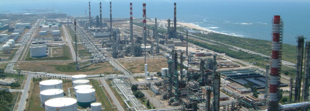 Tehran, Manila Discuss Oil, Petrochemical Ties
