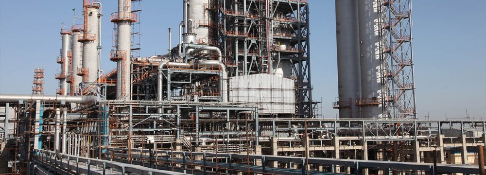 Abadan refinery’s processing capacity is around 400,000 bpd.