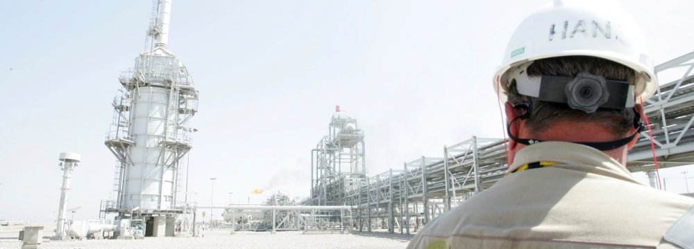 Shell Hands Over Iraq Majnoon Oilfield 