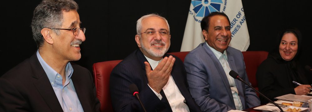 Foreign Minister Mohammad Javad Zarif (C) attended a meeting at the Tehran chamber of commerce on Jan. 24. (Photo: Saeed Ameri)