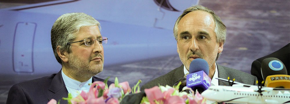 Giovanni Tramparulo (R) and Iran Air CEO Farhad Parvaresh 