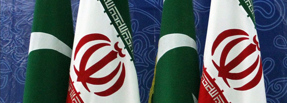 Iran and Pakistan aim to  increase their annual bilateral  trade to $5 billion by 2021. 