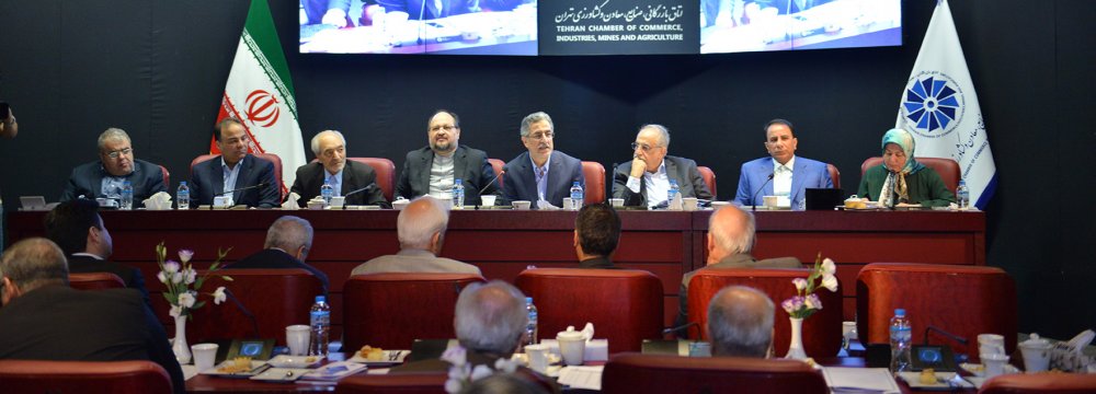 The two ministerial nominees, Mohammad Shariatmadari (4th L) and Masoud Karbasian (3rd R) met with officials of Tehran Chamber of Commerce, Industries, Mines and Agriculture on Aug. 13. (Photo: Saeed Ameri)