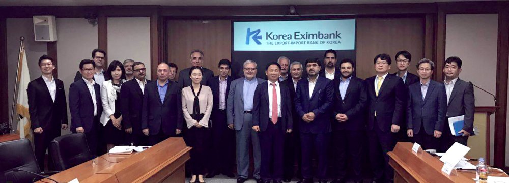 A delegation consisting of chief executives of a number of major Iranian private banks and credit institutions travelled to the South Korean capital Seoul. 