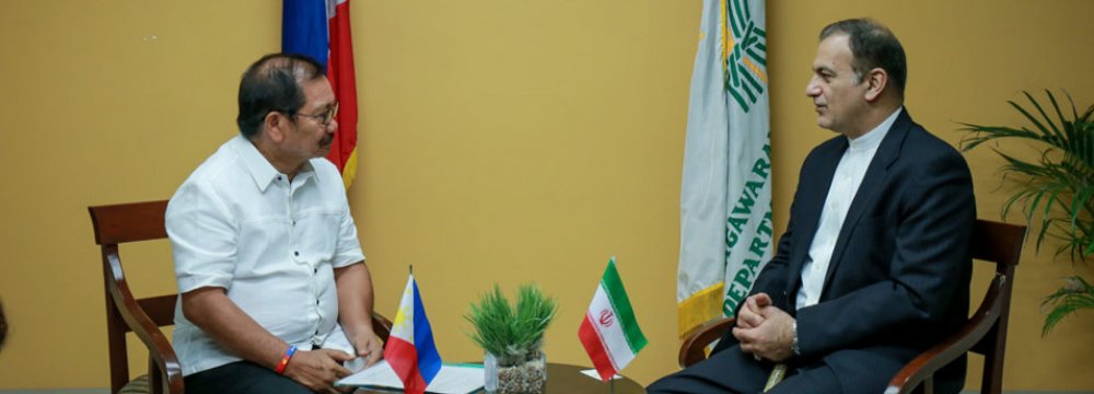 Iranian Ambassador to the Philippines Mohammad Tanhaei (R) met with Filipino Agriculture Secretary Emmanuel F. Pinol on Friday.