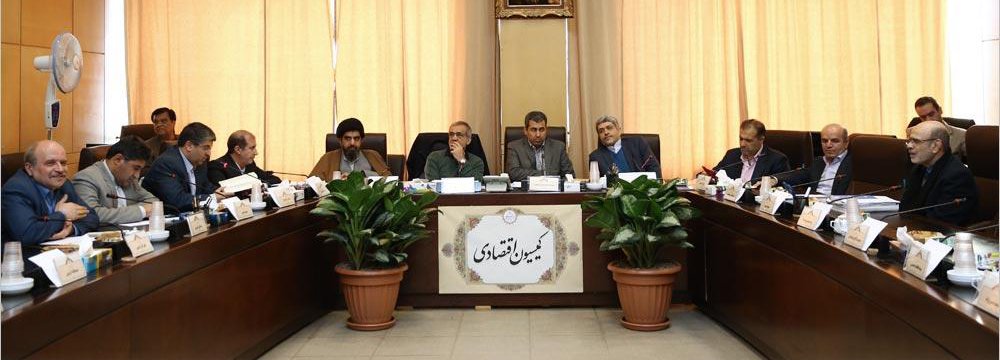 A meeting by members of the Majlis Economic Commission, Economy Minister Ali Tayyebnia and Central Bank of Iran Governor Valiollah Seif took place on Saturday to discuss the forex market. 