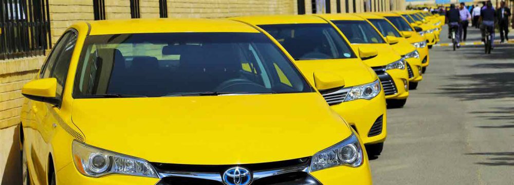 Taxi drivers across Tehran are now being given several apps to choose 