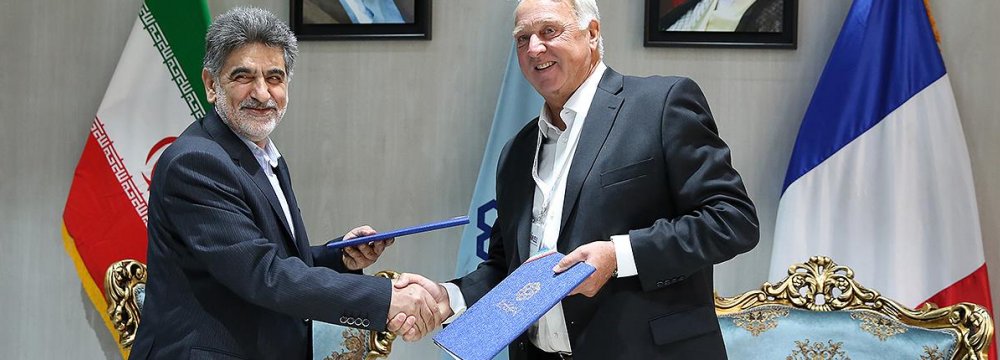 The agreement was signed by Mehdi Nekoumanesh (L), head of IPPI, and President of UCAPLAST Denis Vaillant on Tuesday.
