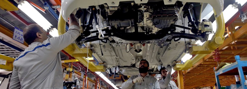 Carmakers manufactured 290,432 vehicles in the first Iranian quarter that ended on June 21.