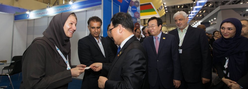 ITU Secretary-General Houlin Zhao, South Korea’s minister of science, ICT and future planning, Choi Yang-hee with a delegation of ITU officials visited Iran’s pavilion.