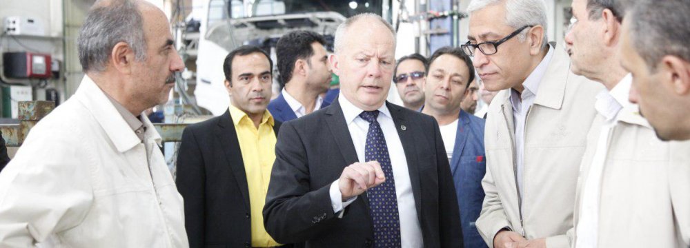 Volvo Trucks’ President Claes Nilsson (C) visited SAIPA Diesel’s assembly lines  in Tehran on Oct. 31.