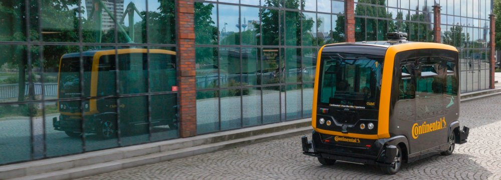 Continental’s self-driving CUbE moves workers  around its Frankfurt campus.