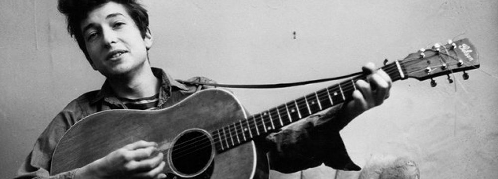Dylan’s Guitar Sold for $400,000
